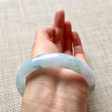 冰紫底飘花正装手镯，口径：55.8*12*7.1，淡淡的紫底色，飘着小碎花，清新可人，惹人喜爱！