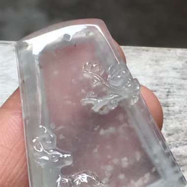 精致浮雕梅花鹿牌，尺寸：35*26.1*6.5mm，种好水足，胶感十足，飘雪花棉，雕工精致，品相佳，