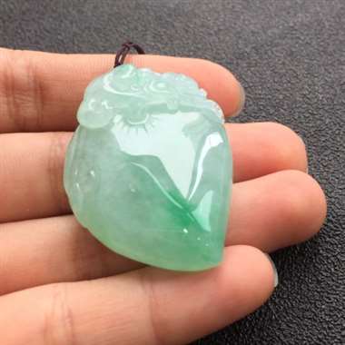 冰种飘阳绿寿桃，完美，种好色辣。尺寸：36.5-28.2-11.0