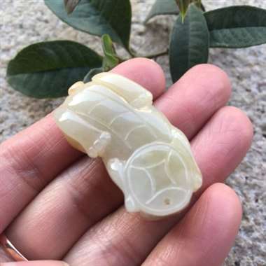 缅甸翡翠A货，很有味道的貔貅，天然的黄翡，谁带上他会天天生财，手慢无货。尺寸36.6/20.2/16