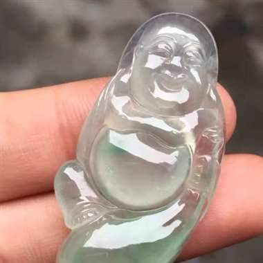 高冰飘绿布袋佛：完美无裂纹，种老起胶，雕工精致，色泽漂亮，饱满，尺寸：44.5/23/7.7 ，tm