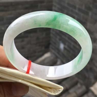 正圈，飘绿，尺寸55.4-13.8-7.1，水润细腻，颜色亮丽，完美