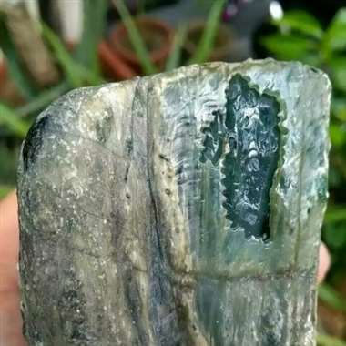 R30，700克莫弯基开窗料，冰种蓝水飘绿花，种已化开，打灯起莹起胶，通透，其他地方也有表现，起货高