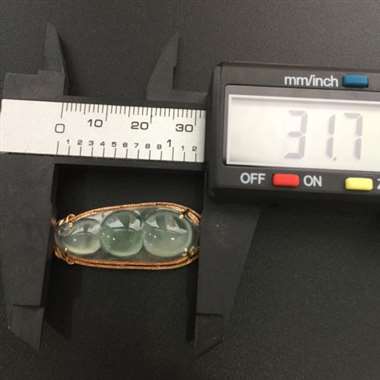 冰种飘绿完美18k金镶嵌福豆吊坠。尺寸：31.7-12.3-8.0