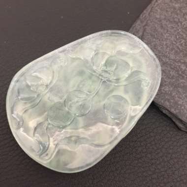 黄绿喜鹊，喜上眉梢，雕工精湛，料细物美。