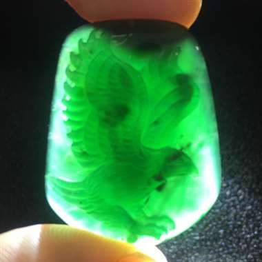 迷你款大展宏图墨翠吊坠,打灯全绿,黑度一般,雕工精致。 迷你款大展宏图墨翠吊坠,打灯全绿,黑度一般,雕工精致。