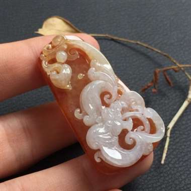 糯种红翡龙牌挂件，精湛雕工，色泽艳丽。