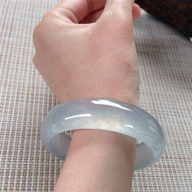 17041330#正圈尺寸：55x16.4x7.8mm 冰底色镯，种老水足，份量重很宽版，起光，底色