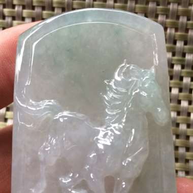 马到成功挂件。种老水足、飘花淡紫色、雕工精美、厚庄饱满、完美漂亮！，