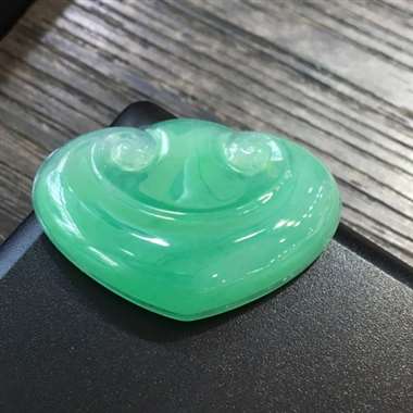 阳绿如意头[色]，完美色阳，芙蓉底，饱满圆润，底庄细腻，质地非常漂亮，镶嵌绝对翻倍，性价比高，值得推