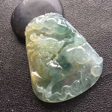 冰种飘双彩麒麟牌挂件