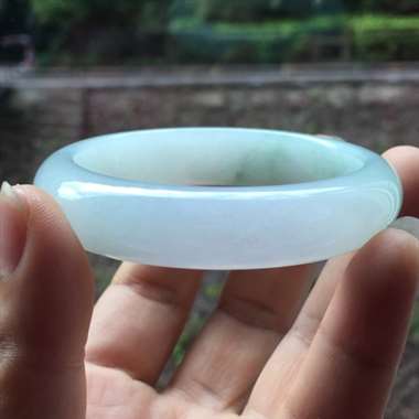 淡淡的紫罗兰底色，飘一点素雅的绿花，实物种水很好的，种老水足，细腻温润