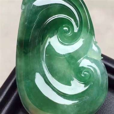 冰种飘绿如意：完美无裂纹，种老起胶，雕工精致，色泽漂亮，饱满，尺寸：45.3/28/5.1 ，tm1