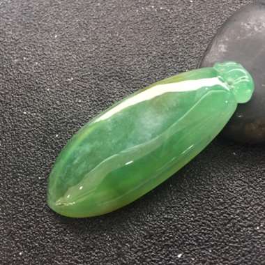 冰种飘绿带翡福瓜挂件