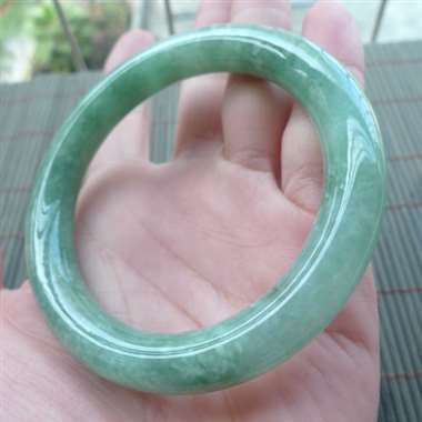 034pg好种满色豆绿圆条， 条形细致，水头好，玉质细腻，佩戴优雅迷人，尺寸57.6-10.4mm