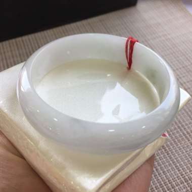 糯种飘点花完美正圈手镯。尺寸:58.6-15.8-8.6 糯种飘点花完美正圈手镯。尺寸:58.6-15.8-8.6