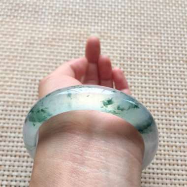 高冰起胶起光飘蓝花正装手镯，口径：56.1*13.3*7.8，56.28g