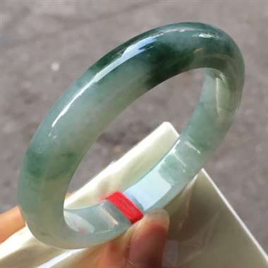 翡翠A货：冰种飘花.正圈手镯.料子清爽干净.种老水头十足.有点棉絮.完美无瑕纹裂.尺寸：55mm12