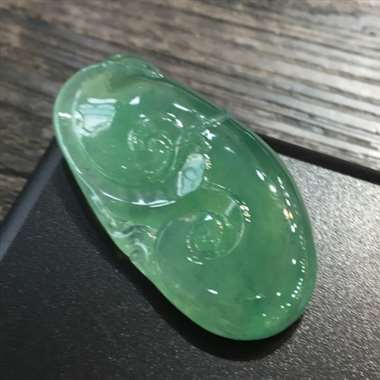 晴水底绿如意，饱满细腻，水头足，微纹可忽略，性价比高，推荐，尺寸44.7*22.9*7.6mm，重量