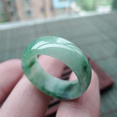 111723A货翡翠完美好种飘绿戒指，水头足，颜色清爽，形体漂亮，质地细腻，佩戴效果优美迷人，尺寸1