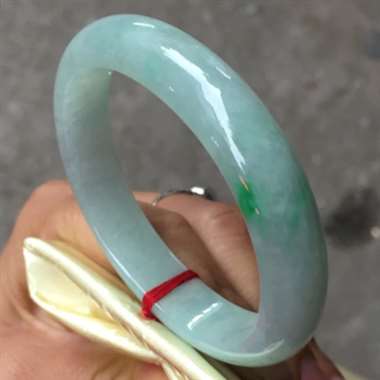 翡翠A货：冰糯种.飘翠绿色.点翠值千金.料子清爽干净.种老水头足.完美.无裂.尺寸：54.6mm11