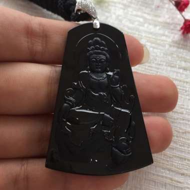 冰种极品墨翠观音，黑度极度黑，玉质细腻，打灯通透，无杂质，纯手工打造，线条柔美流畅。尺寸：49.9*