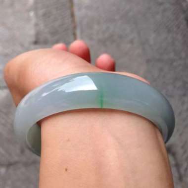天然翡翠A货飘点色正圈手镯有一点天然纹