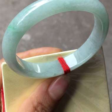 翡翠A货：冰糯种.绿底飘翠色.贵妃手镯.料子清爽.颜色鲜艳.水头好.有棉线.基本完美：尺寸：54.6