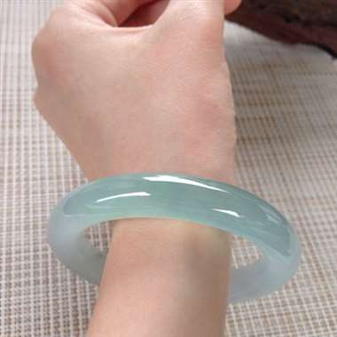 17041519#圆条尺寸：54.8x10.9x10.3mm 冰底色镯，看得见的品质很过硬，清爽，干