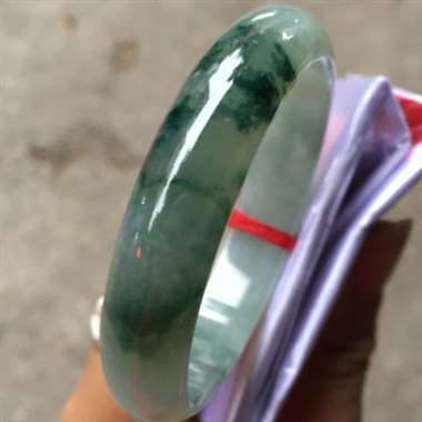 翡翠A货货：冰种.飘兰花正圈.冰润通透.种老起光.水头十足.打灯有见点小小纹.可忽略.尺寸：52.3