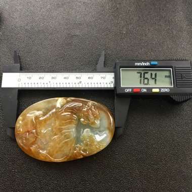 冰黄翡龙潭虎穴挂件，底子细腻，雕工精湛，栩栩如生，完美大件！