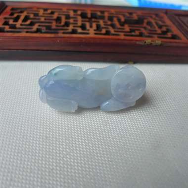 翡翠A货紫罗兰精雕貔貅玉吊坠 老坑料，种水足，整体水润。色泽艳丽，紫见光不死！佩戴漂亮！背部有纹，光
