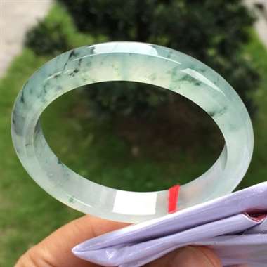 正圈，冰种飘花，尺寸55.6-10.9-7.7，水润冰透，种老起光，飘花灵动飘逸，底子干净通透，完美