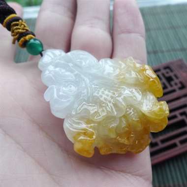 111708老种黄翡招财白菜挂件～百财聚来。种老，玉质细腻，颜色艳丽出彩，有避雕修饰，瑕不掩瑜，佩戴