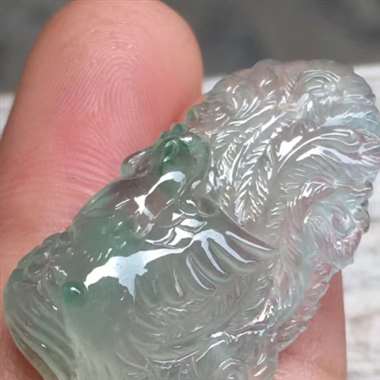 高冰飘绿凤凰，尺寸:30.5*17.8*8.8mm,完美，种老坑，水润起光，雕工精湛。H16