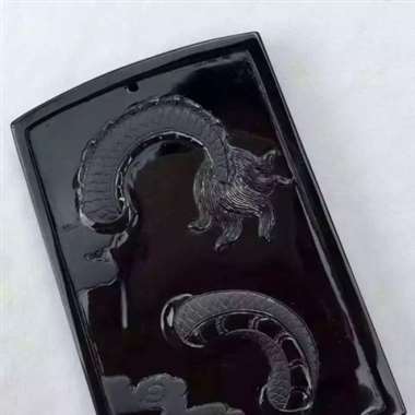 。♥️墨翠:龙凤呈祥，完美无裂纹，细腻干净，黑度极黑，性价比高，纯手工打造，打灯透绿，结缘价