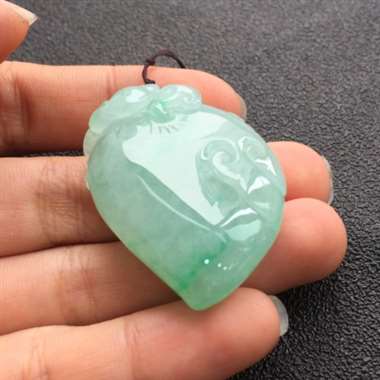 冰种飘阳绿寿桃，完美，种好色辣。尺寸：36.5-28.2-11.0
