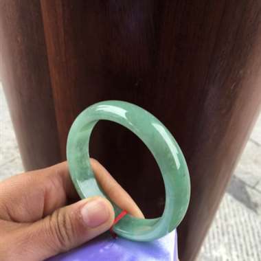 缅甸翡翠A货,完美大气的手慢,完美,有点棉絮,性价比超高,手慢无货。 缅甸翡翠A货,完美大气的手慢,完美,有点棉絮,性价比超高,手慢无货。
