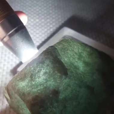 DJ617新货1.04kg老坑木那全赌高冰，全身脱沙不变种，灯泡级别，一透到底，灯下荧