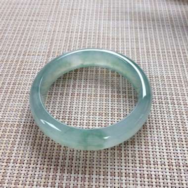 17041319#正圈尺寸：57x14.3x7.8mm 冰润飘花镯，种水十足，飘花无比飘渺，底子好料