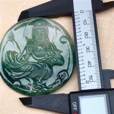 L冰种飘绿《阿弥陀佛》。细腻种水足，水润怡人，完美