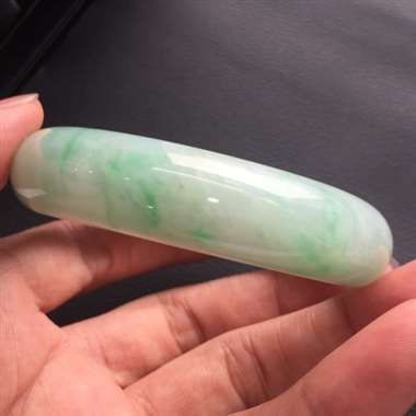 正装细糯种飘花手镯 底细干净 色泽靓丽 完美无裂 正装细糯种飘花手镯 底细干净 色泽靓丽 完美无裂