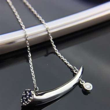 18K蓝宝石项链，牛角造型独特，蓝宝石0.19ct，副钻0.05ct，重量3.92g