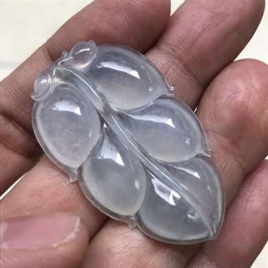 翡翠A货：高冰种.起荧光树叶、完美无暇、少量雾状棉、饱满有光.老坑料.水头十足.尺寸：47mm28m
