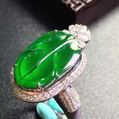 满绿叶子吊坠，戒指两用款，色辣水足，，时尚漂亮。裸石尺寸：17.8*11.2*11.2mm（镶嵌厚度