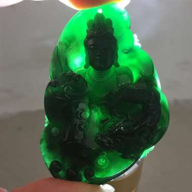 冰种墨翠观音,纯手工打造,雕工精湛,打灯阳绿。尺寸:56.1-37.5-8.7 冰种墨翠观音,纯手工打造,雕工精湛,打灯阳绿。尺寸:56.1-37.5-8.7
