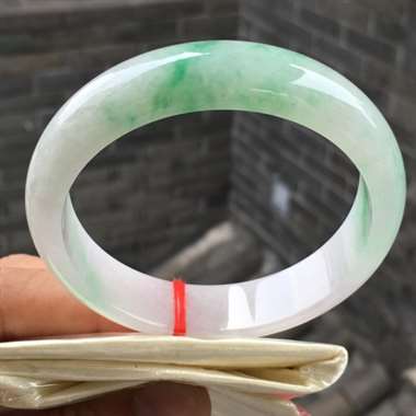 正圈,飘绿,尺寸55.4-13.8-7.1,水润细腻,颜色亮丽,完美 正圈,飘绿,尺寸55.4-13.8-7.1,水润细腻,颜色亮丽,完美