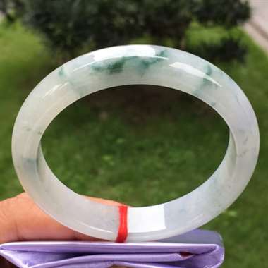 正圈,糯冰种飘花,尺寸59.6-13.0-8.1,水润细腻,完美 正圈,糯冰种飘花,尺寸59.6-13.0-8.1,水润细腻,完美