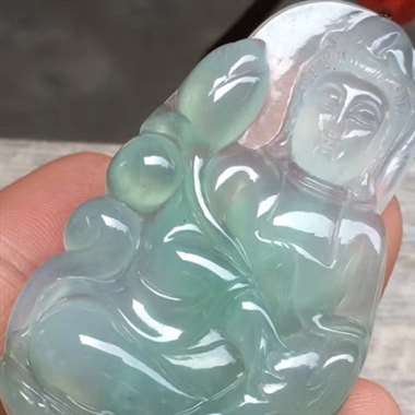 冰种持莲观音，尺寸:50.0*28.1*5.3mm，种水佳，水润通透，底色甜美，泛光起胶，完美。H1