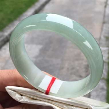 冰种底色正圈，尺寸57.2-15.9-6.8，水润细腻，种老冰透，底子干净清爽，完美